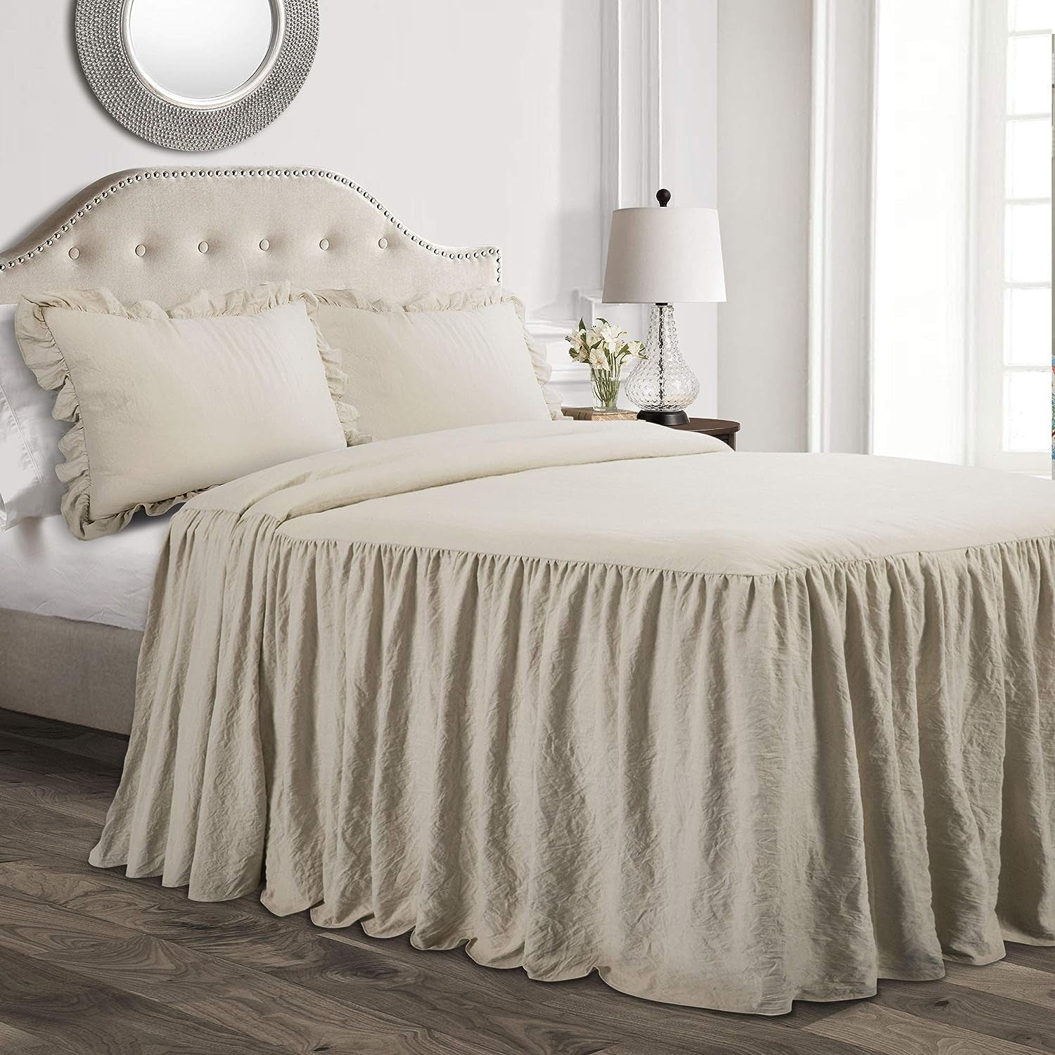 Set di biancheria da letto con gonna a volant con decorazioni lussureggianti Set di biancheria da letto di lusso in 3 pezzi per la fattoria Elegante e affascinante dettaglio con volant Stile senza tempo e design classico Morbido e leggero King Size Letti e trapunte con decorazioni lussureggianti King neutro