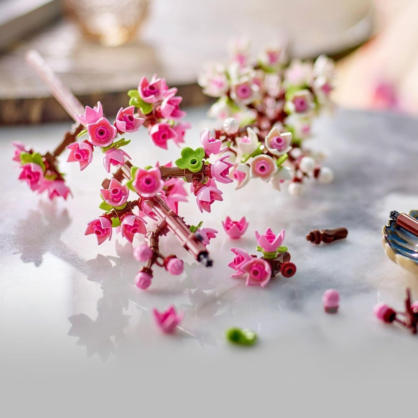LEGO Botanicals Fiori di ciliegio - Fiori artificiali da costruire - Decorazioni da scrivania per bambini - Bouquet di fiori da esporre - Regalo per donne e uomini a partire da 8 anni - Collezione Botanica 40725 Set di costruzione Besuche den LEGO-Store