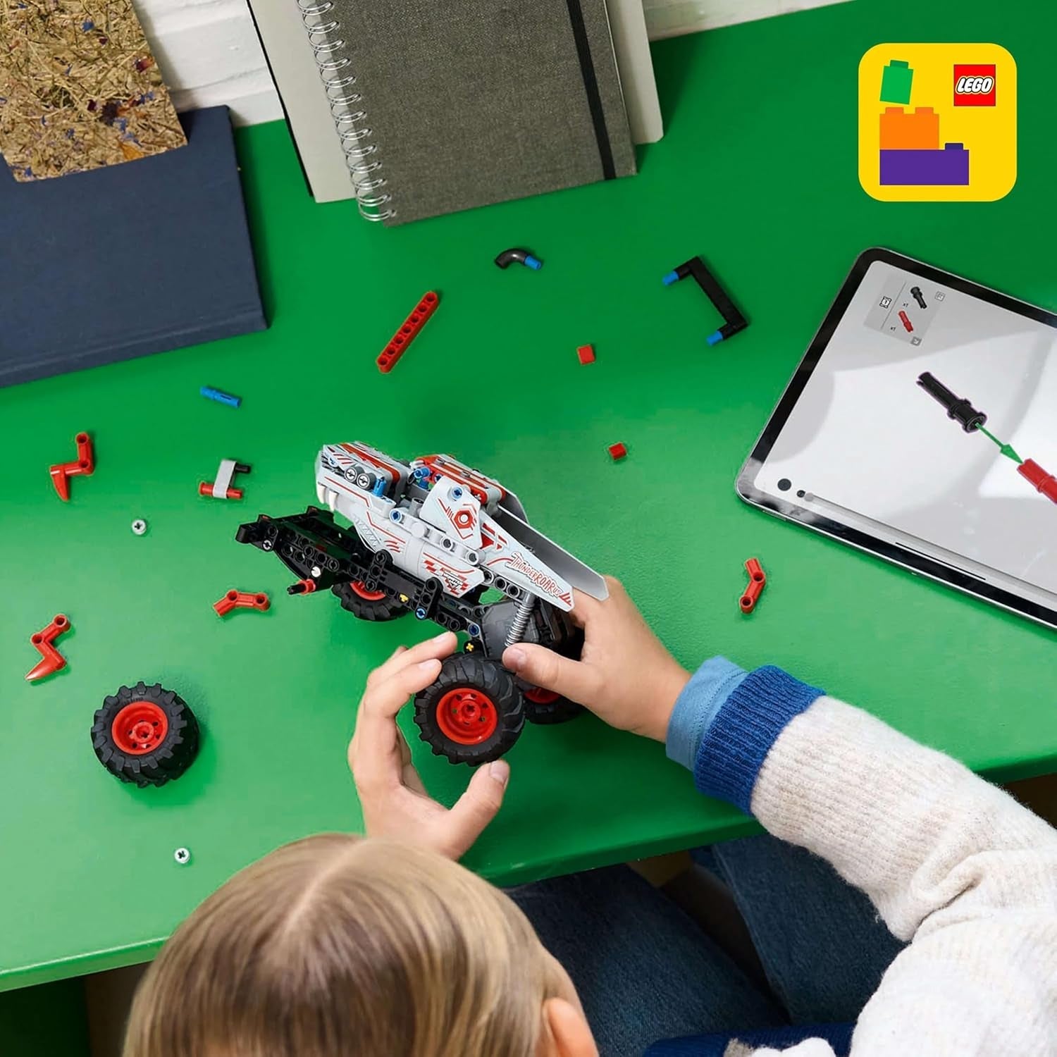 LEGO Technic Monster Jam Thunderroarus Giocattolo retrattile Monster Truck Giocattolo da costruzione per bambini Regalo per ragazzi e ragazze dai 7 anni in su 42200 Set da costruzione Besuche den LEGO-Store