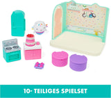 CASA DELLE BAMBOLE GABBY'S DREAMWORKS - Camera Deluxe, pasticceria Cakey, cucina Kuchi (rumeno: Cakey), 3 mobili e 2 scatole a sorpresa con accessori, adatta a bambini dai 3 anni in su