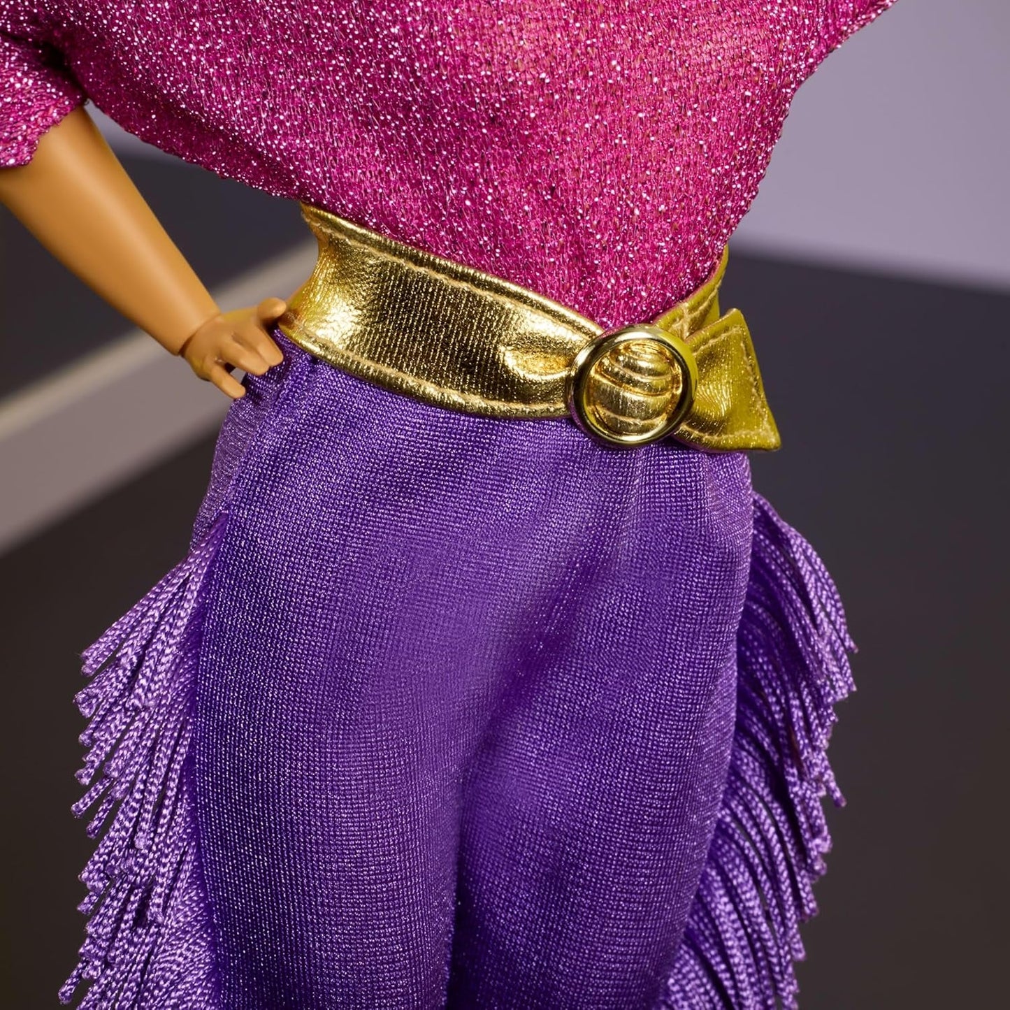 Barbie Signature Debbie Allen Tribute Collection Doll con top con spalle scoperte, cintura dorata e pantaloni e leggings con frange viola, JBJ24