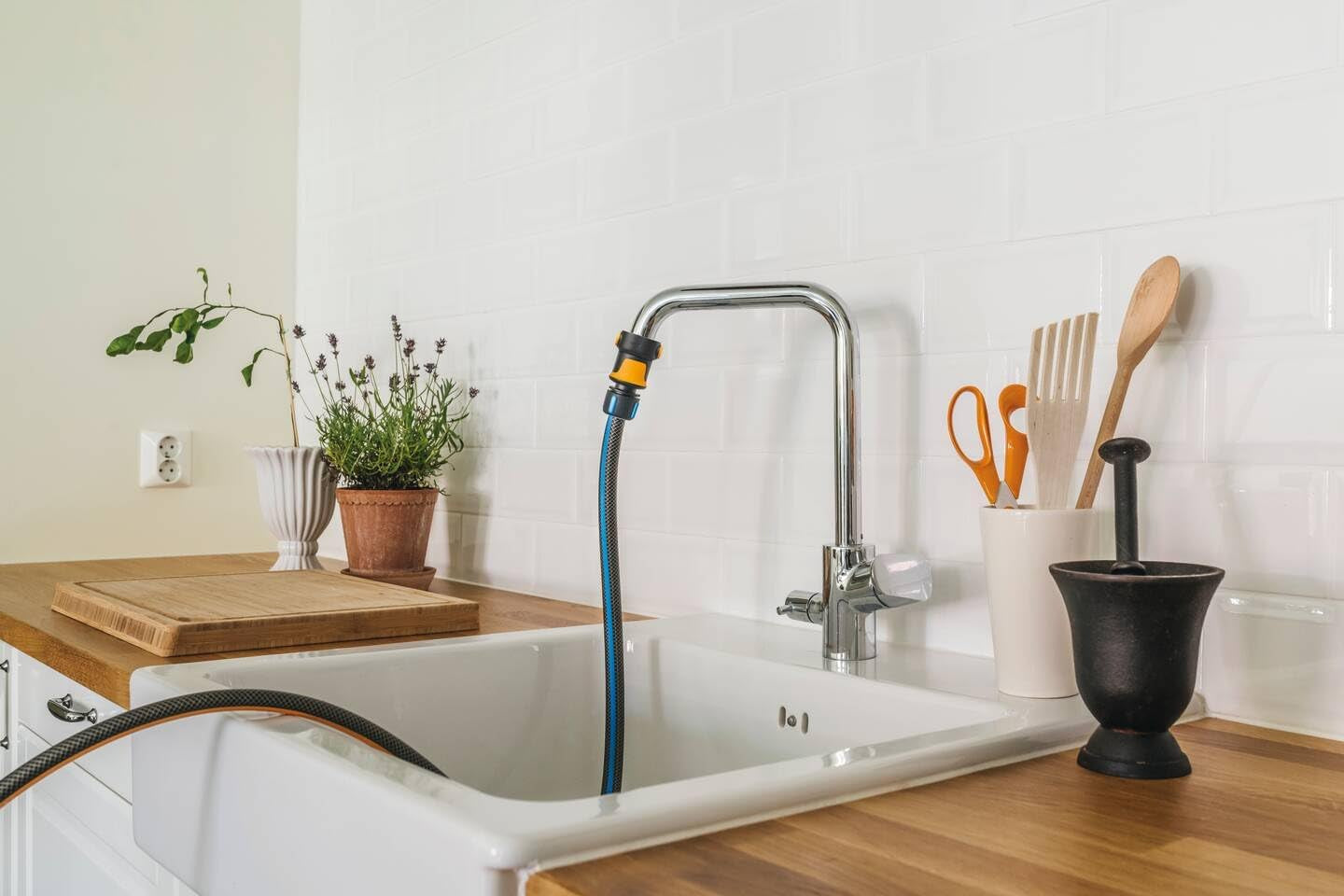 Fiskars L Tubo dell'acqua, Protezione UV, Testato a pressione, Livello di rigidità alla torsione 4 (su 5), 30 m, Ø 1,3 cm (1/2"), 4,2 kg, Nero/Arancione/Blu, 1027105