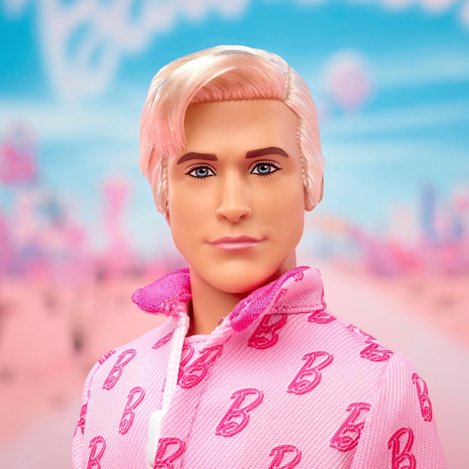 Barbie The Movie - Ken-Sammelpuppe, Ryan Gosling als Ken in rosafarbenem Complessivamente con "B"-Aufdruck, scarpe da ginnastica bianche e pattini in linea elastici, JCP80