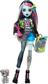 Monster High Frankie Stone bambola in giacca di jeans e pantaloncini, include cane Watzie e accessori come zaino, snack e taccuino, HXH73 Naty Shop Dolls Watzie Dog