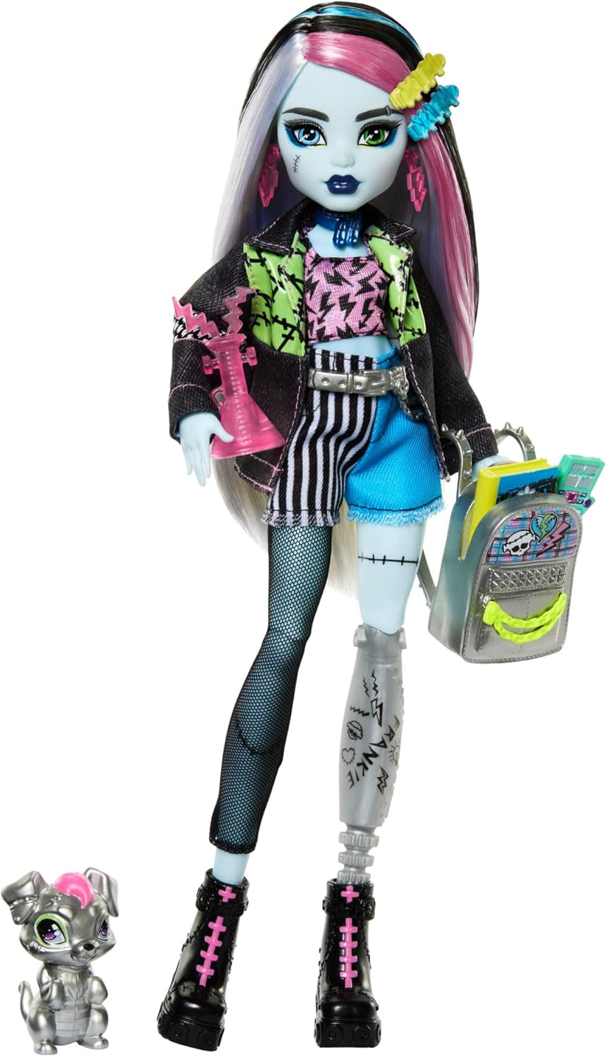 Bambola Monster High Frankie Stein in giacca di jeans e pantaloncini, include anche il suo cucciolo Watzie e accessori come uno zaino, uno snack e un quaderno, HXH73