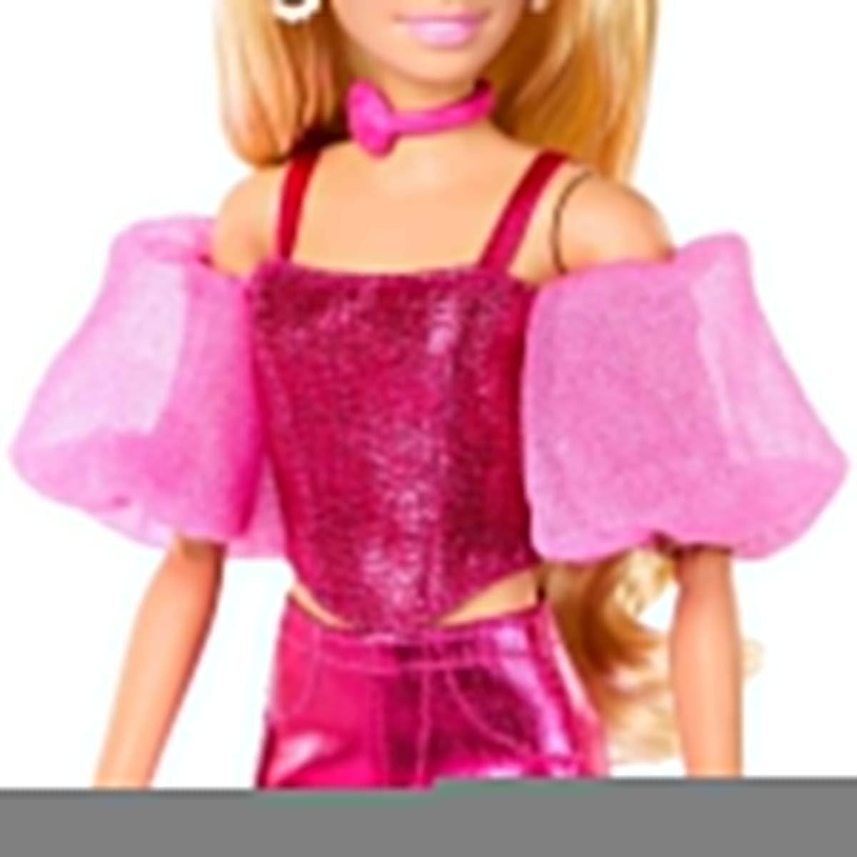 Bambola Barbie Deluxe Style #5 con abito biondo rosa metallizzato, corpetto scintillante e pantaloni scintillanti, con accessori tra cui una collana rosa e una borsetta, JFP40