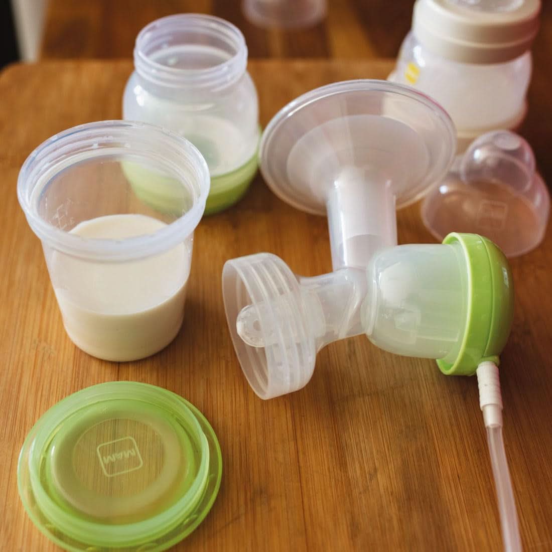 MAM Tiralatte elettrico e manuale 2 in 1, con 9 livelli di stimolazione, contiene 2 biberon, easy start, verde Accessori Alimentazione e Allattamento Bebe Naty Shop