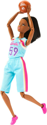 Barbie Made to Move Bambola e accessori, Giocatrice di basket bruna con vestito sportivo e palla staccabili, 22 giunti snodati, HKT74