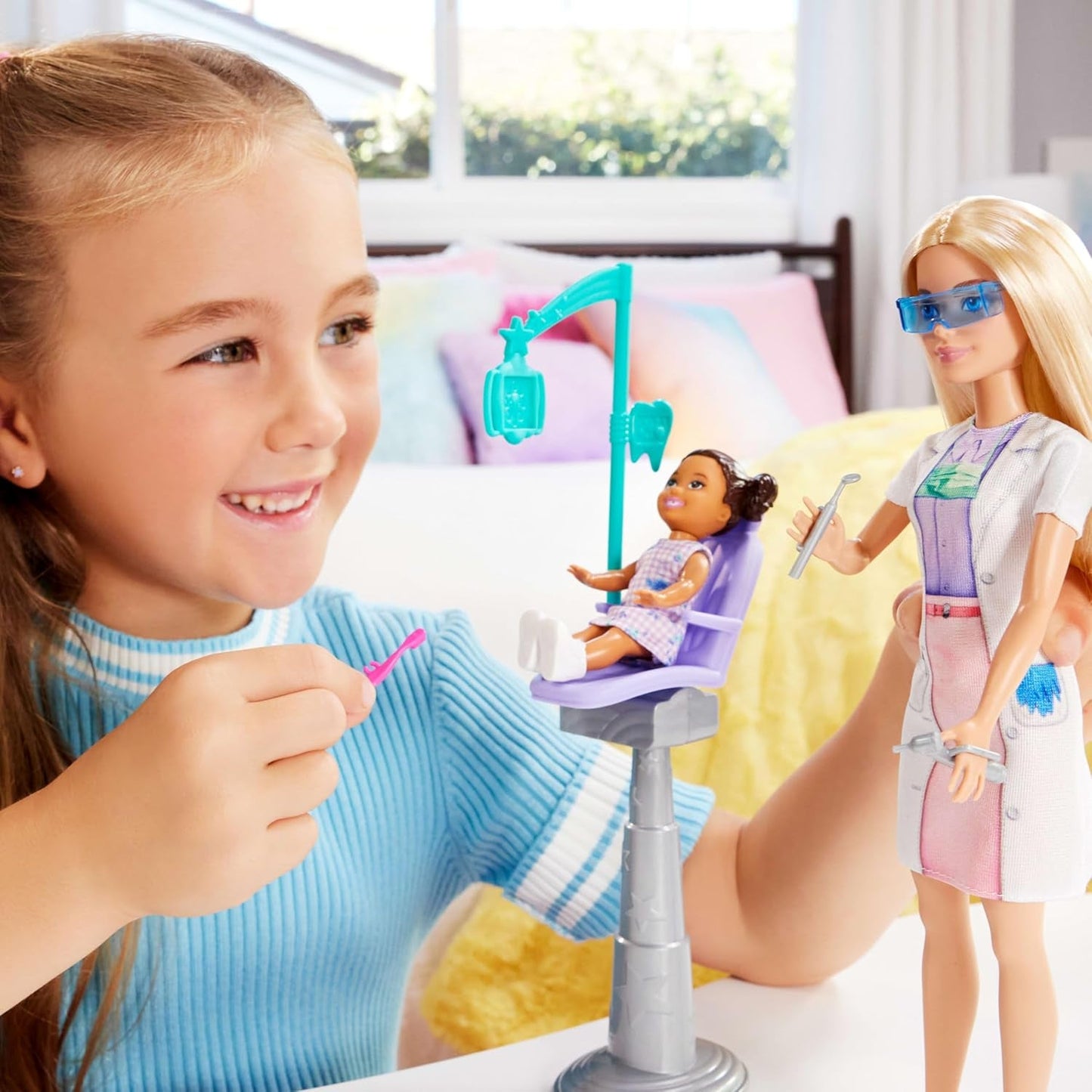 Barbie Dentista, Bambola alla moda con capelli biondi, vestito blu e camice da laboratorio, 1 bambola per bambini, accessori per esami e accessori assortiti, JCR74