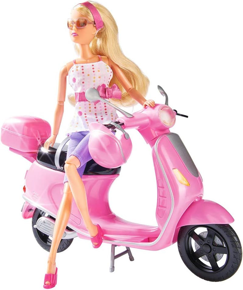 Simba 105730282 - Steffi Love Chic City Scooter, Steffi con scooter rosa con casco e scomparto per casco, bambola alla moda, 29 cm, per bambini dai 3 anni in su