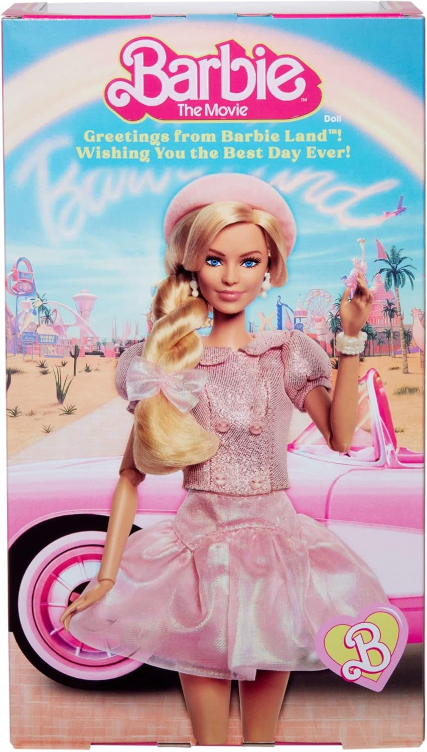 Barbie Il film basato sul film Margot Robbie nei panni di Barbie, personaggio da collezione in camicetta rosa e gonna in tulle con acconciatura stilizzata e gioielli abbinati JBJ53