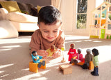 Hape Doll Family - Set di 6 accessori per casa delle bambole in pelle scura con figure in legno e tessuto, gioco di finzione, giocattolo educativo, giocattolo interattivo per bambini dai 3 anni in su