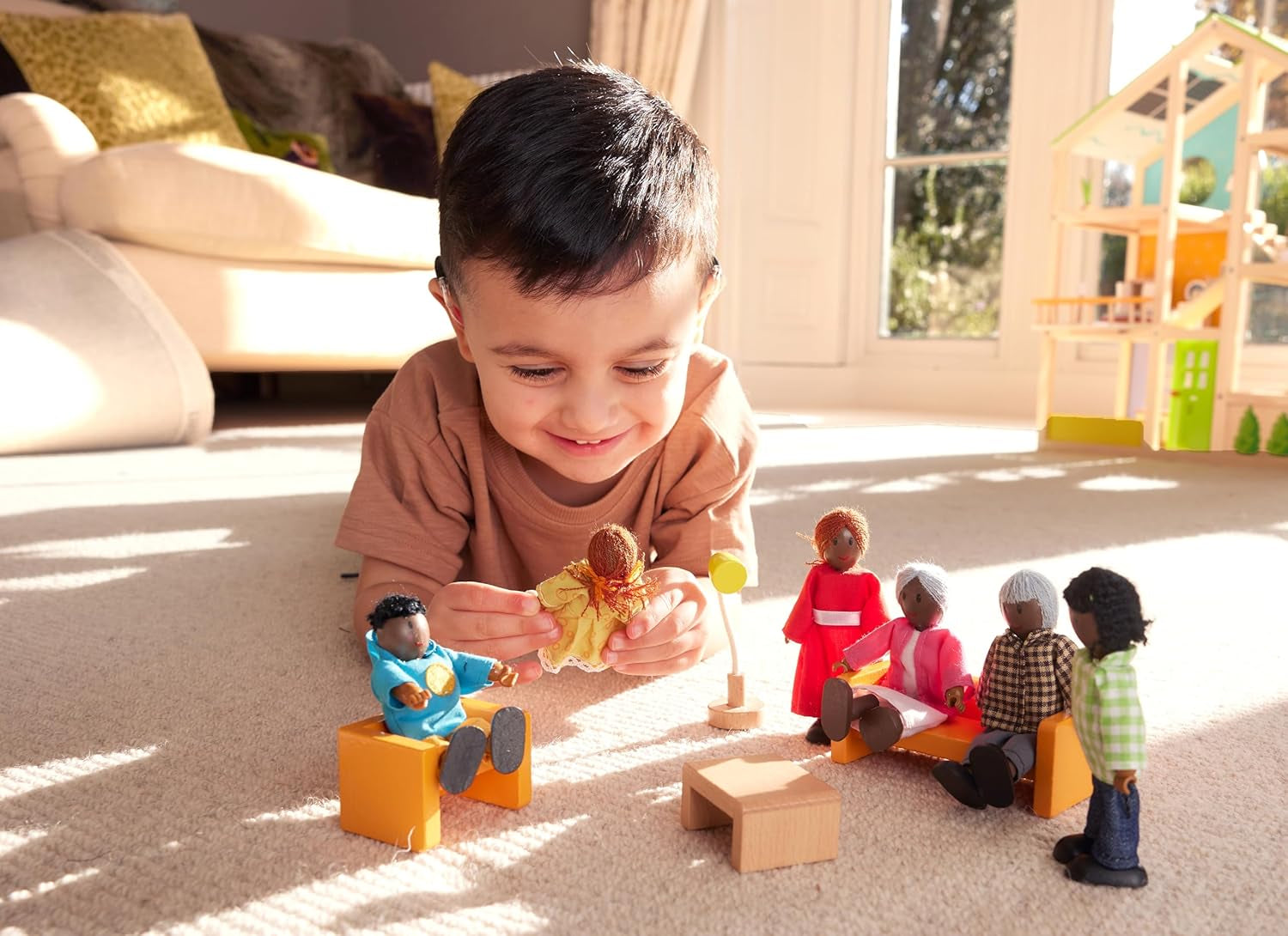 Hape Doll Family - Set di 6 accessori per casa delle bambole in pelle scura con figure in legno e tessuto, gioco di finzione, giocattolo educativo, giocattolo interattivo per bambini dai 3 anni in su