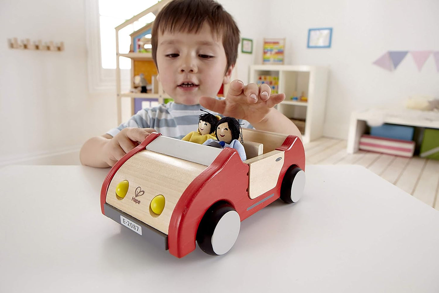 Hape E3401 Casa delle quattro stagioni, arredata e E3500 - Famiglia di bambole, pelle chiara