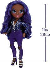 Bambola Arcobaleno di Alta Moda - Kristal Bailey - Bambola Indaco con 2 Abiti Deluxe - Include Accessori per Bambole Serie 2 e Supporto - Ottimo Regalo per Bambini e Collezionisti dai 6 Anni in su