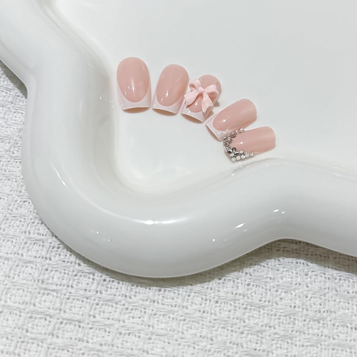 24 pezzi di fiocchi di diamanti rosa compresse per french manicure unghie quadrate modello strass unghie artificiali rosa nudo manicure con colla a copertura totale