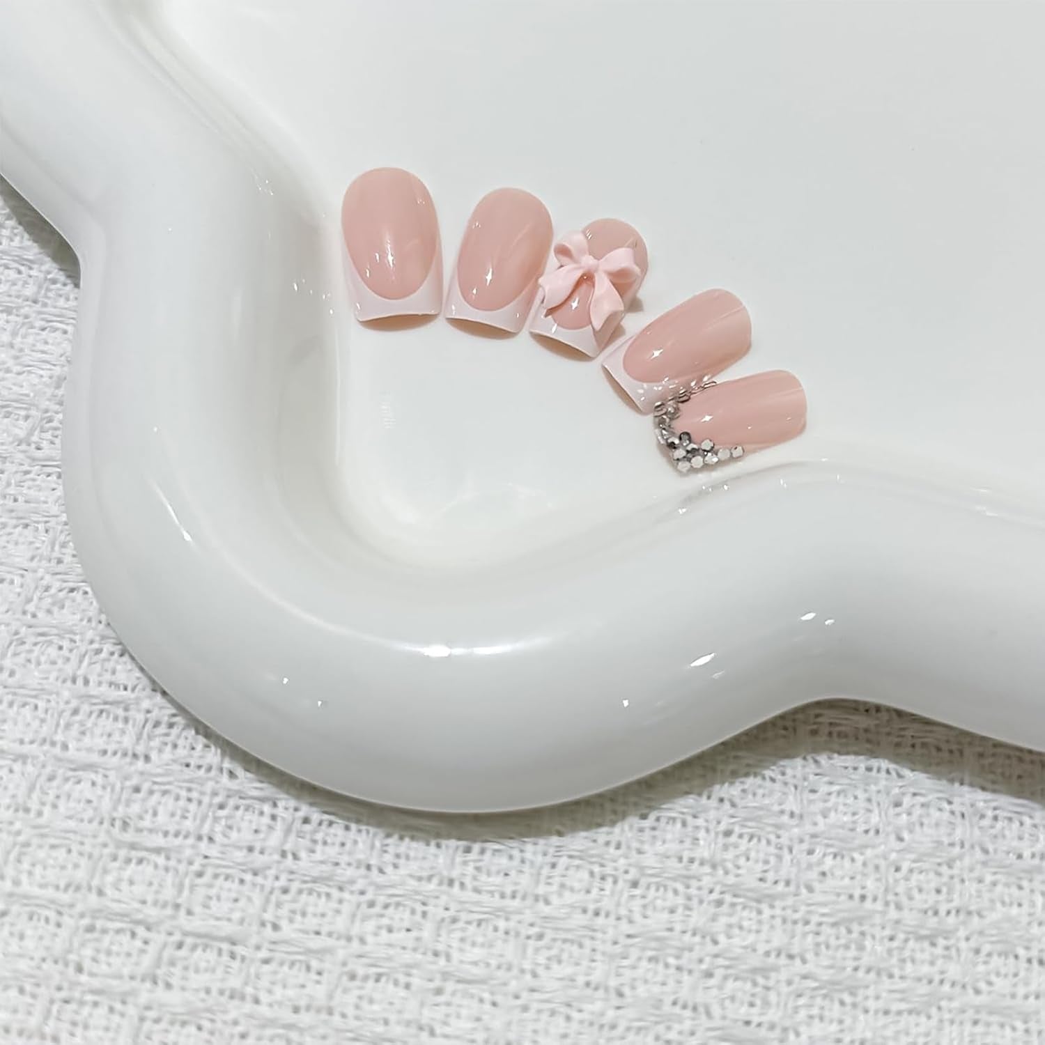 24 pezzi di fiocchi di diamanti rosa compresse per french manicure unghie quadrate modello strass unghie artificiali rosa nudo manicure con colla a copertura totale
