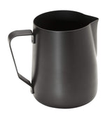 Caraffa per latte APS - Caraffa per latte di alta qualità con rivestimento antiaderente, in acciaio inossidabile - Perfetto per montare la schiuma di latte - Caraffa universale, nera, 600 ml