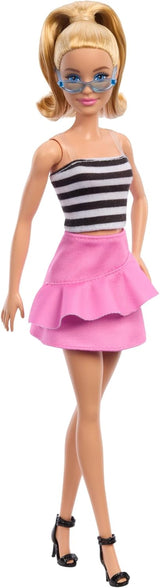 Bambola Barbie Fashionistas n. 213 Bionda con top a righe, gonna rosa e occhiali da sole, 65° compleanno, bambola alla moda da collezione HRH11, titolo predefinito delle bambole Naty Shop