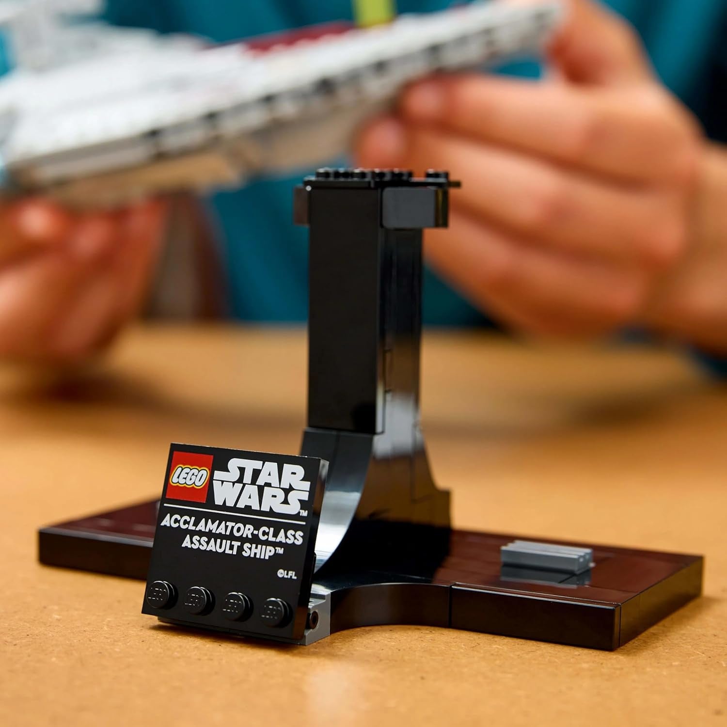 LEGO Star Wars 75404 Nave d'assalto di classe Acclamator dell'Attacco dei Cloni - Astronave da collezionare, costruire ed esporre - Set di costruzione Fantasy - Regalo per adulti e fan adolescenti Set di costruzione Besuche den LEGO-Store