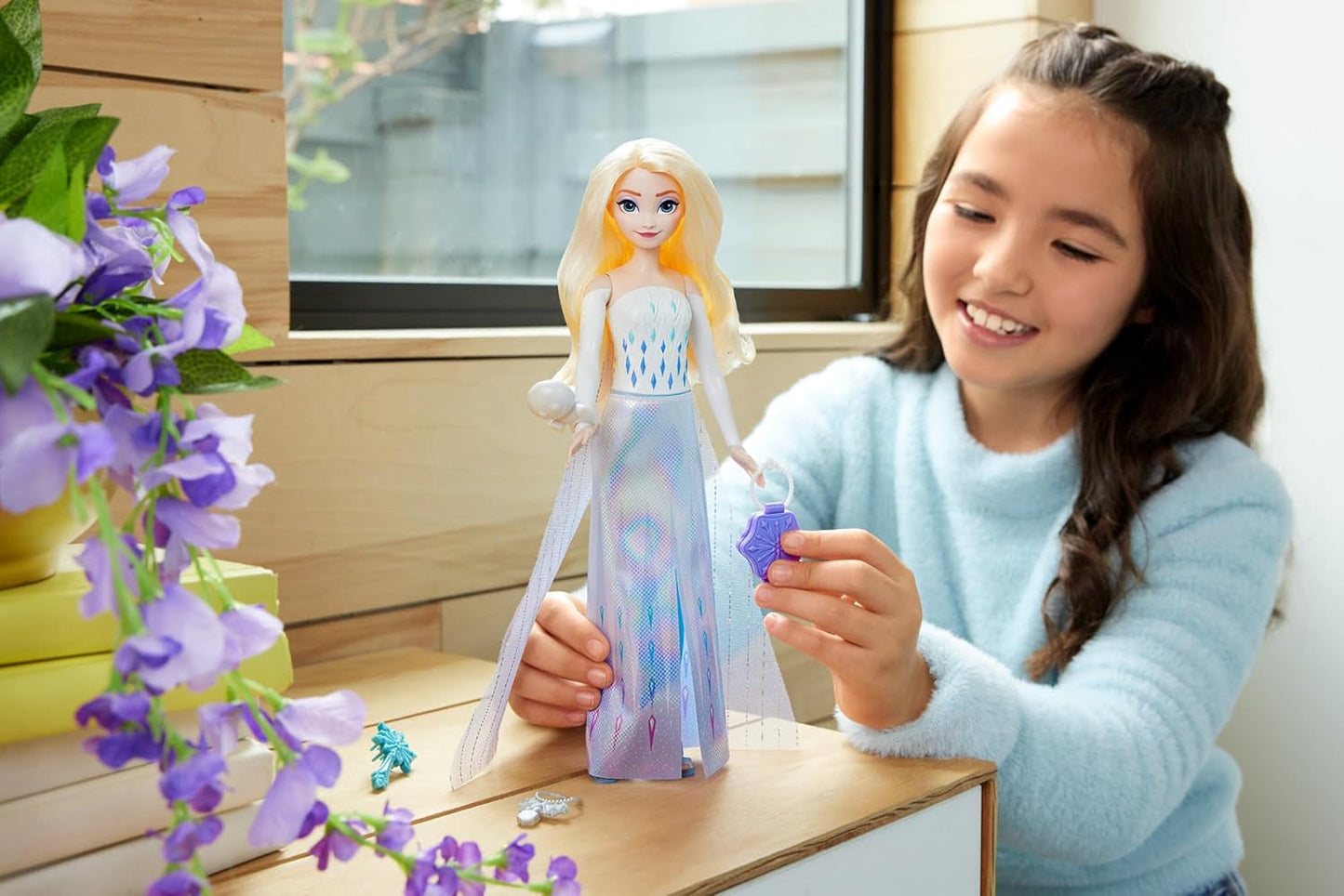 Mattel Disney The Ice Queen Elsa Fashion Doll Set, Spin & Reveal con 11 sorprese, inclusi 5 accessori, 5 adesivi e una scena di gioco, ispirata al film Disney, HTG25 Naty Shop Dolls