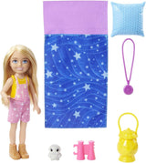 Serie Barbie Chelsea, bambola Chelsea da campeggio con capelli biondi, gufo, sacco a pelo, cuscino, torcia elettrica, binocolo, accessori da campeggio, regalo per bambini, giocattolo da 3 anni in su, HDF77