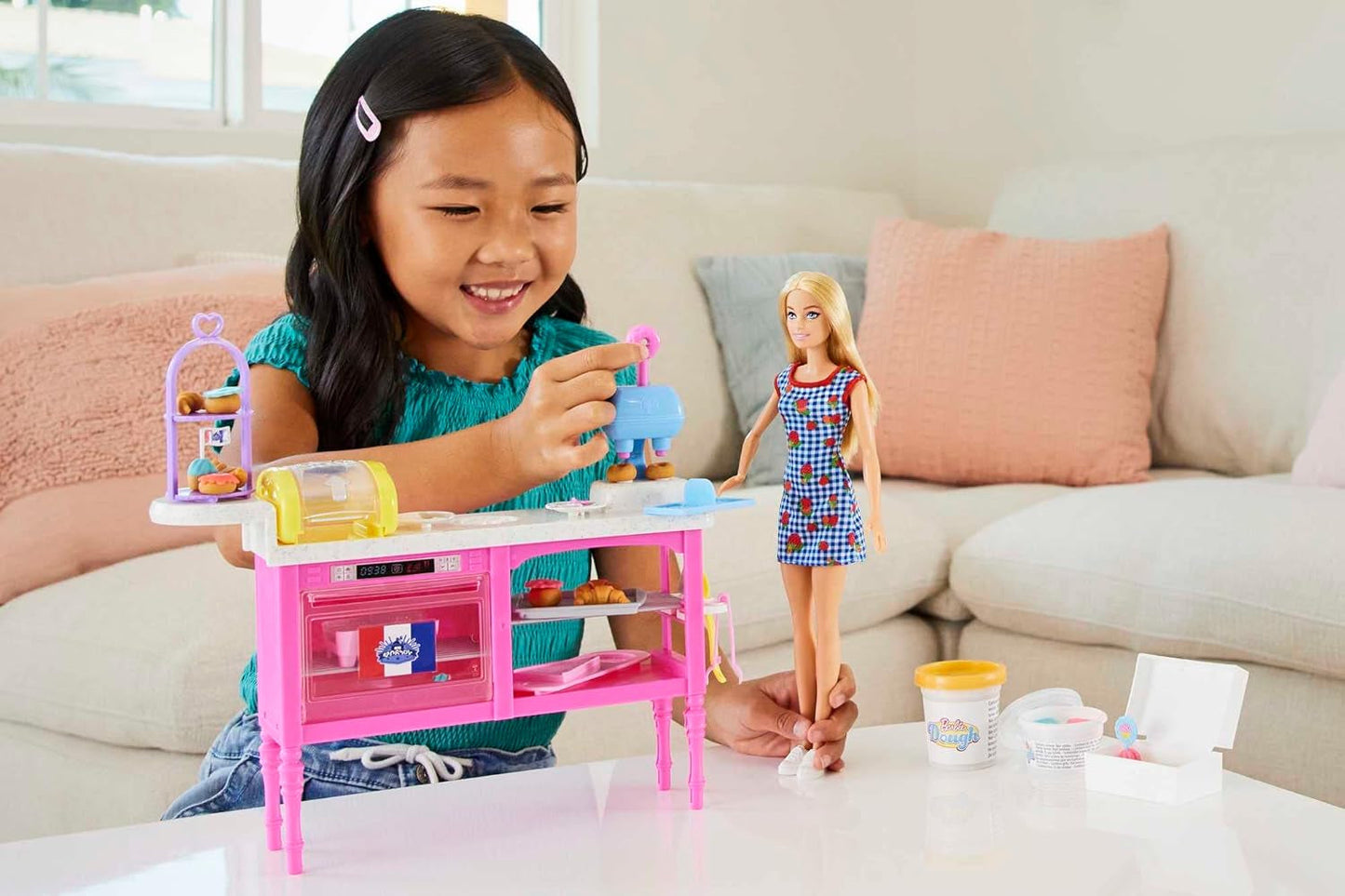 Barbie Malibu Roberts bambola e set da forno da 18 pezzi, inclusi pasta da gioco e ciambella, stampi per croissant e muffin, dai 3 anni in su, HJY19