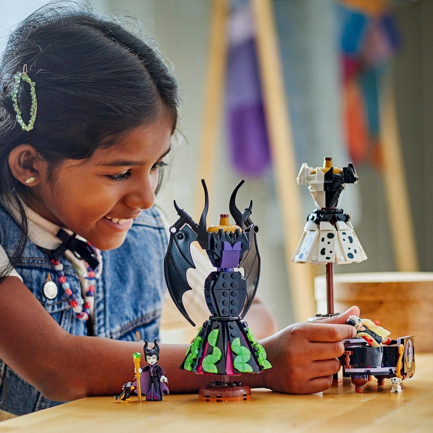 LEGO € Disney Villains I vestiti di Malefica e Crudelia De Mon - Giocattolo per ragazzi e ragazze da 9 anni - Incl. 2 mini bambole e 2 personaggi di animali - Regalo di compleanno per i fan 43262 Set da costruzione Acquista dal negozio LEGO