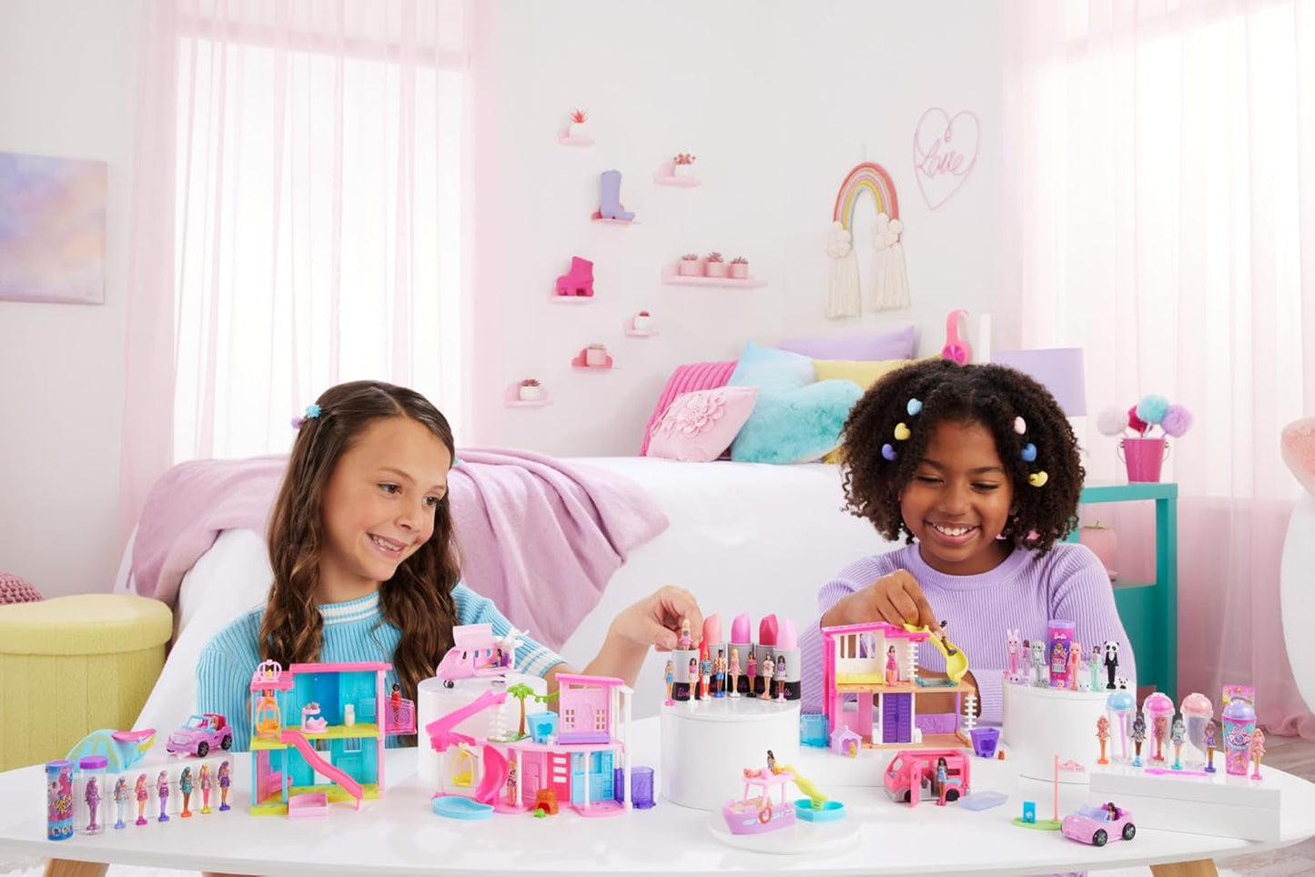 Mini BarbieLand Set di bambole e veicoli giocattolo Barbie, bambola da 1,5" e iconico veicolo giocattolo a sorpresa che cambia colore, HYF40