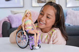 Bambola Barbie Fashionista, capelli biondi e tuta arcobaleno, sedia a rotelle e rampa incluse, bambola regalo per bambini, giocattolo per bambini dai 3 anni in su, HJT13