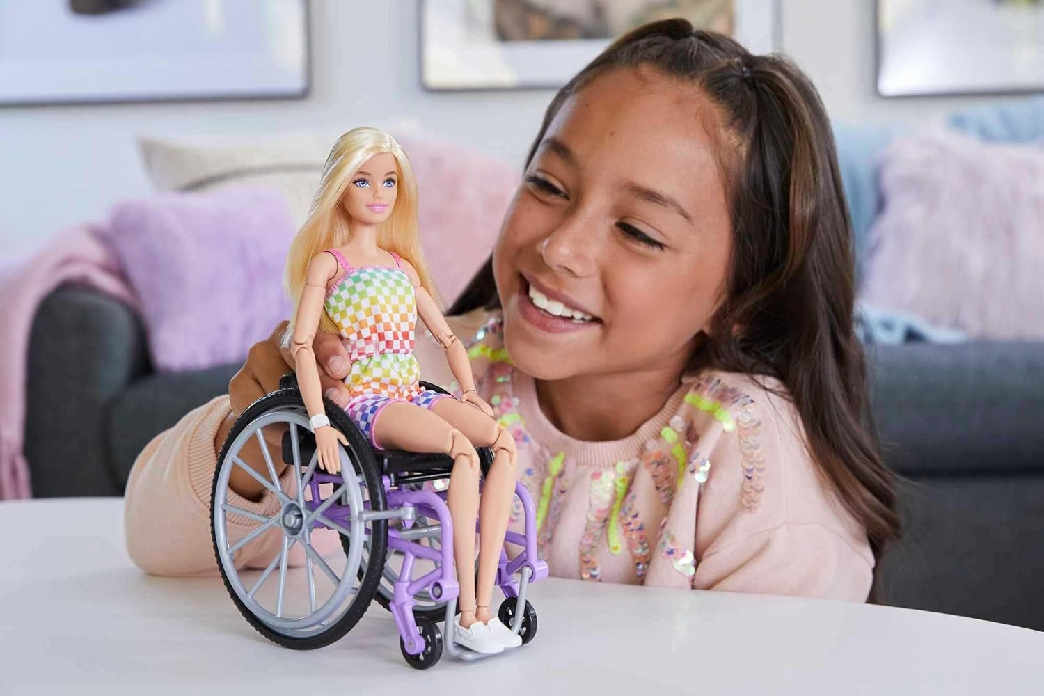 Bambola Barbie Fashionista, capelli biondi e tuta arcobaleno, sedia a rotelle e rampa incluse, bambola regalo per bambini, giocattolo per bambini dai 3 anni in su, HJT13