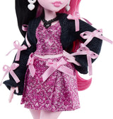 Monster High bambola Draculaura in abito rosa con fiocchi e cardigan nero con il conte favoloso pipistrello e 7 accessori tra cui ramen, rossetto e borsa, JHK29