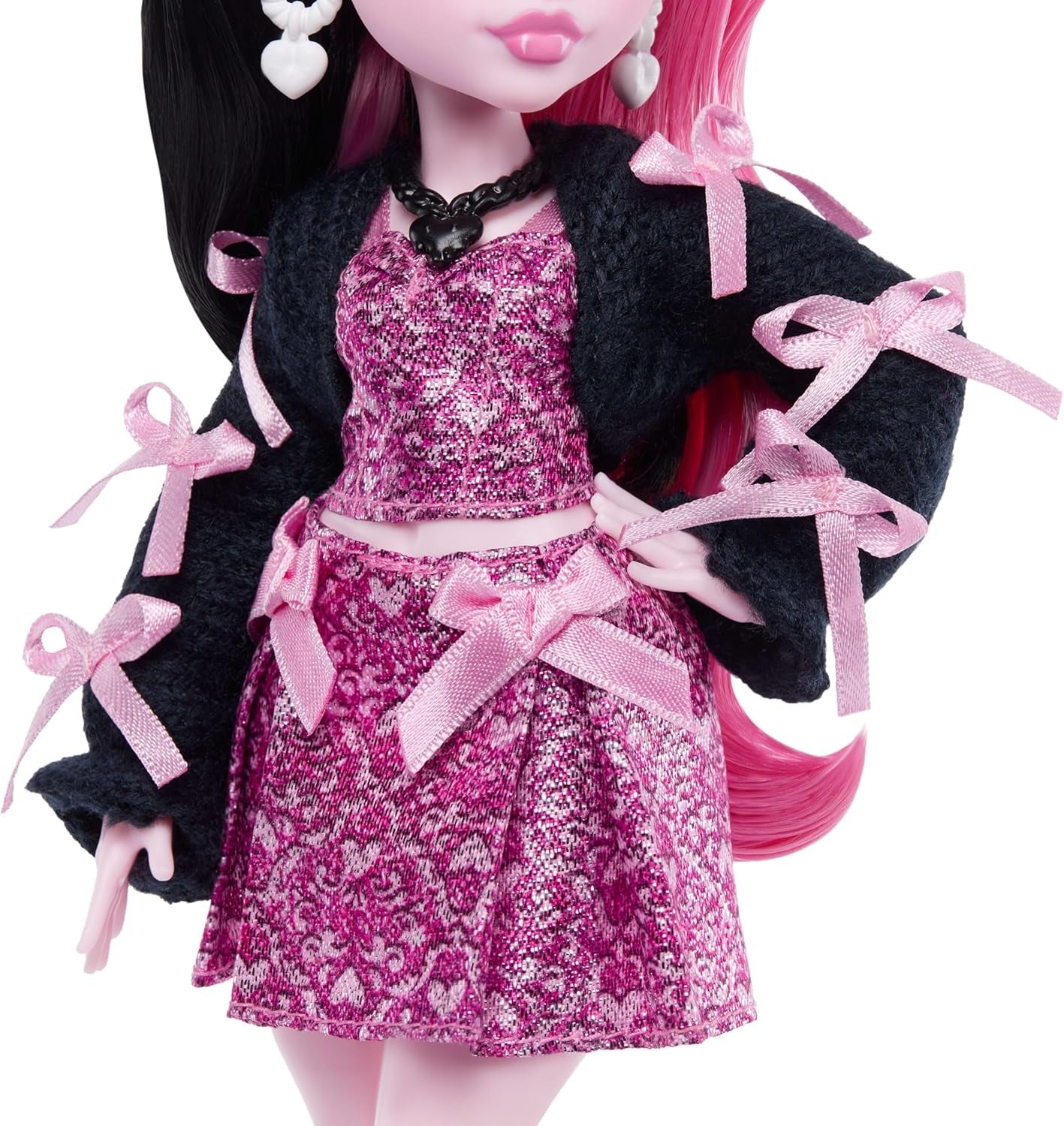 Monster High bambola Draculaura in abito rosa con fiocchi e cardigan nero con il conte favoloso pipistrello e 7 accessori tra cui ramen, rossetto e borsa, JHK29