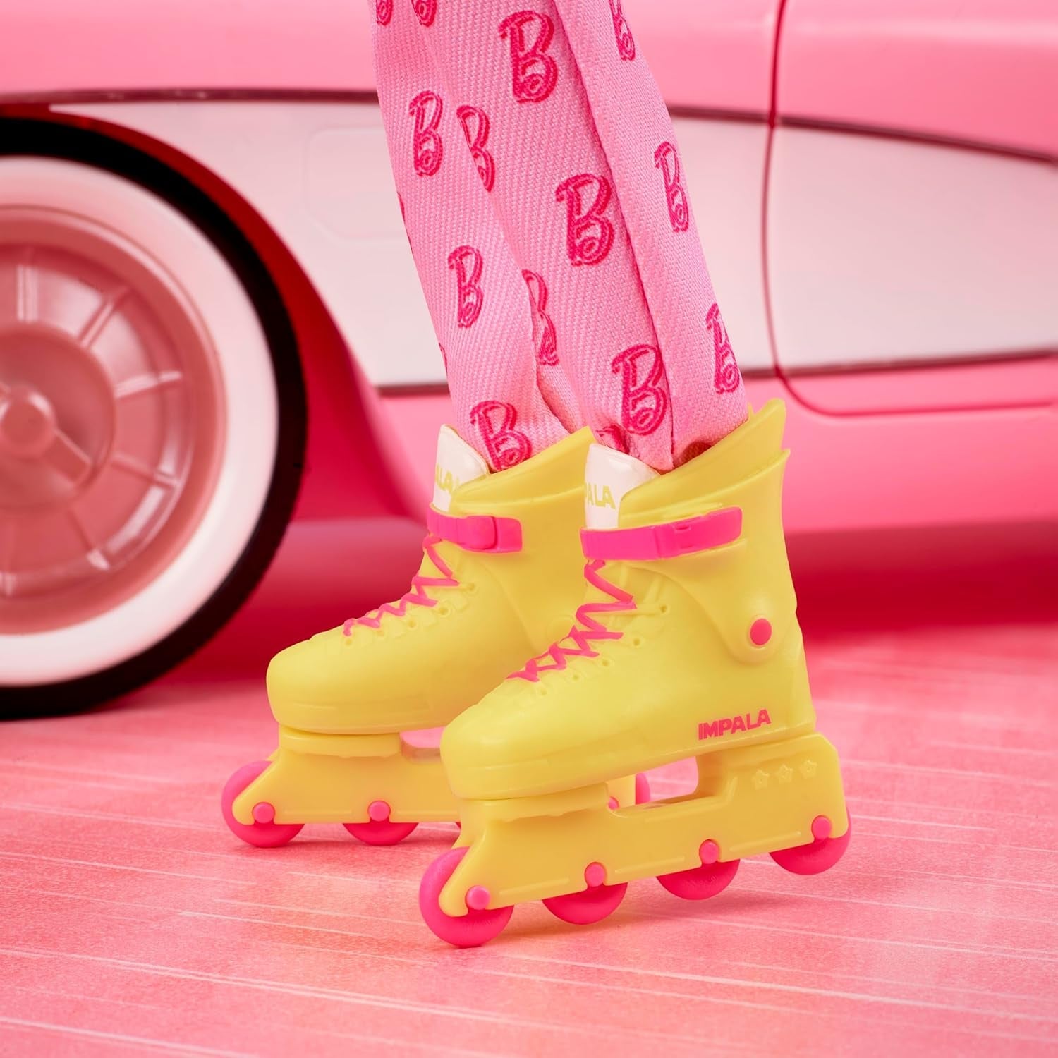 Barbie The Movie - Ken-Sammelpuppe, Ryan Gosling als Ken in rosafarbenem Complessivamente con "B"-Aufdruck, scarpe da ginnastica bianche e pattini in linea elastici, JCP80