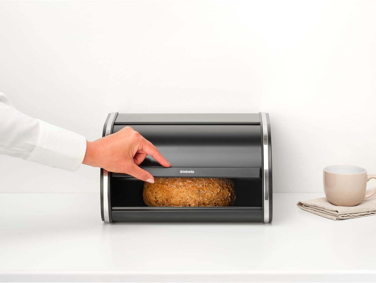 Brabantia portapane per rotoli - Contenitore compatto da banco per pane, bagel e panini con coperchio piatto, acciaio resistente - misura media - nero opaco Contenitori per alimenti Naty Shop