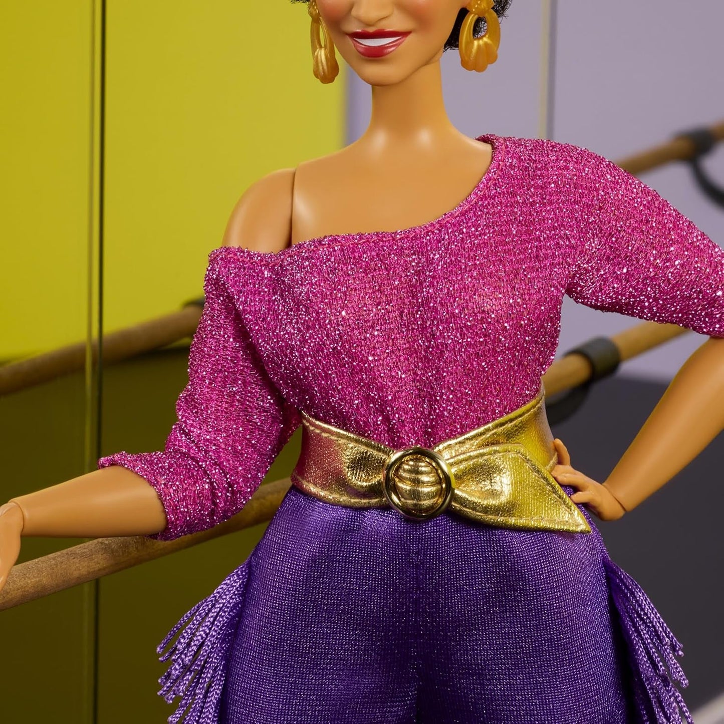 Barbie Signature Debbie Allen Tribute Collection Doll con top con spalle scoperte, cintura dorata e pantaloni e leggings con frange viola, JBJ24