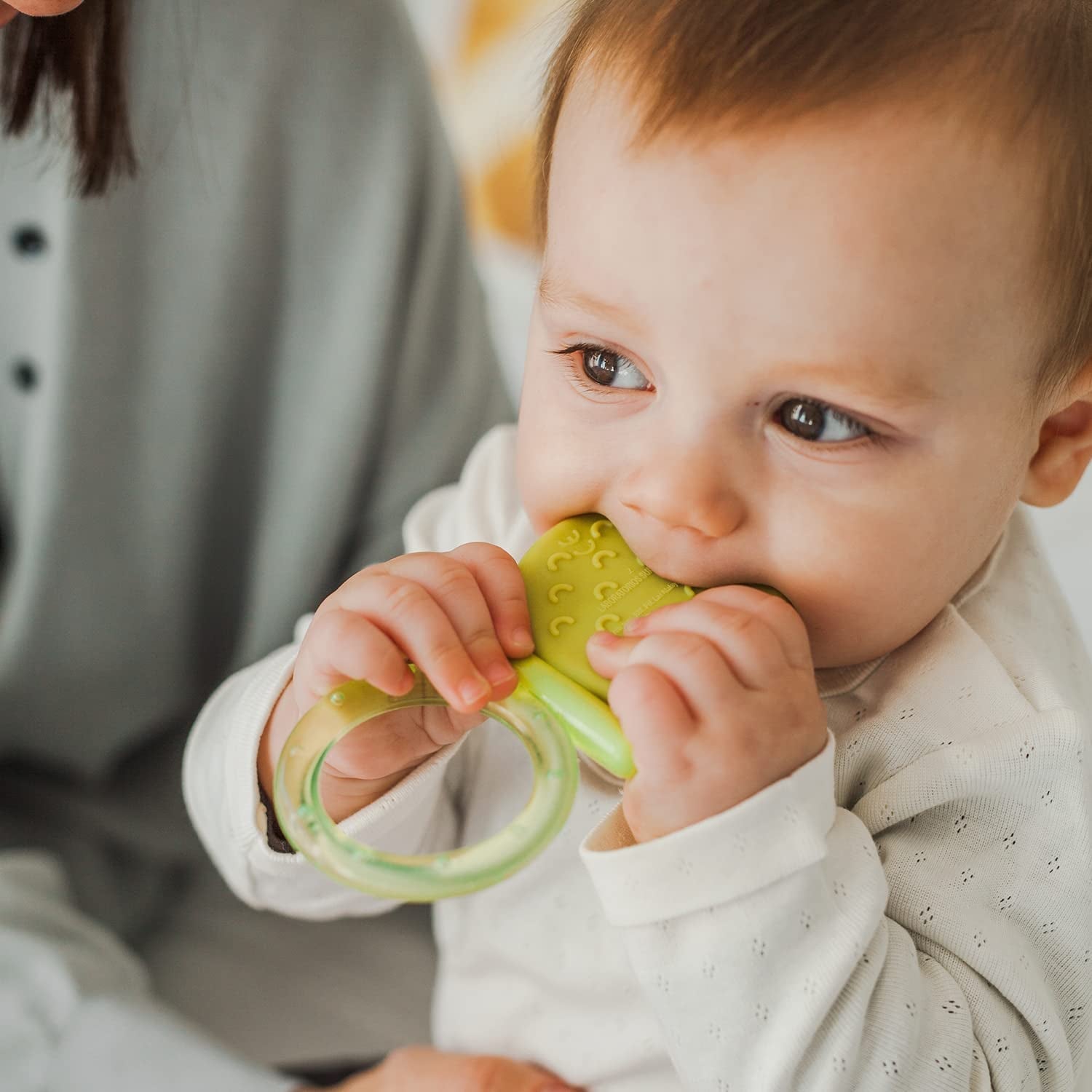 Suavinex Baby Massaggiagengive in silicone + 4 mesi di massaggiagengive blu a farfalla morbido e leggero
