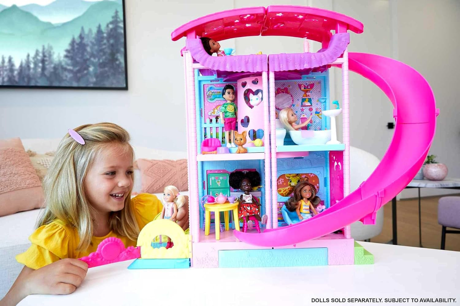 Barbie Chelsea Playhouse - 3 piani trasformabili, aree gioco segrete, ascensore, piscina, scivolo, 2 animali domestici e oltre 20 accessori, dai 3 anni in su, HHX44