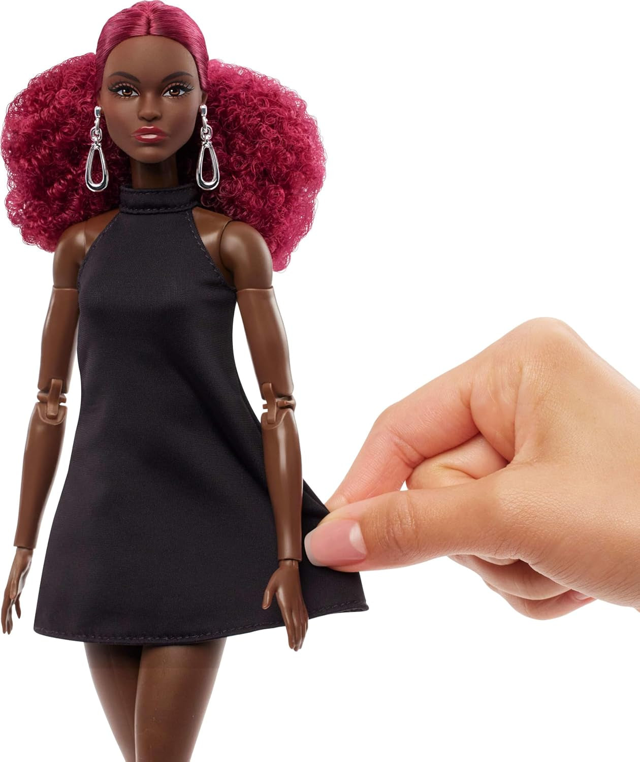 Barbie Basics Model 3 bambola da collezione con riccioli rossi, miniabito nero e stivali, taglia unica per tutti i gusti, corpo grande articolato e testa intercambiabile, JBH75