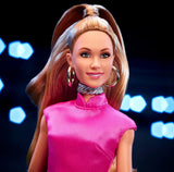 BARBIE Keeley Jones - Bambola da collezione ispirata a Ted Lasso, abito midi in seta rosa shocking, tacchi alti dorati, mantello nero, orecchini a cerchio dorati, borsa rosa, per età 3+, HJW92