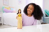 Mattel Disney Princess Giocattolo articolato Belle Fashion Doll con vestiti scintillanti e accessori Regalo ispirato al film Disney per bambini HLW11