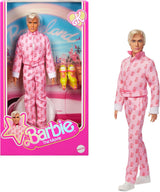 Barbie The Movie - Ken-Sammelpuppe, Ryan Gosling als Ken in rosafarbenem Complessivamente con "B"-Aufdruck, scarpe da ginnastica bianche e pattini in linea elastici, JCP80