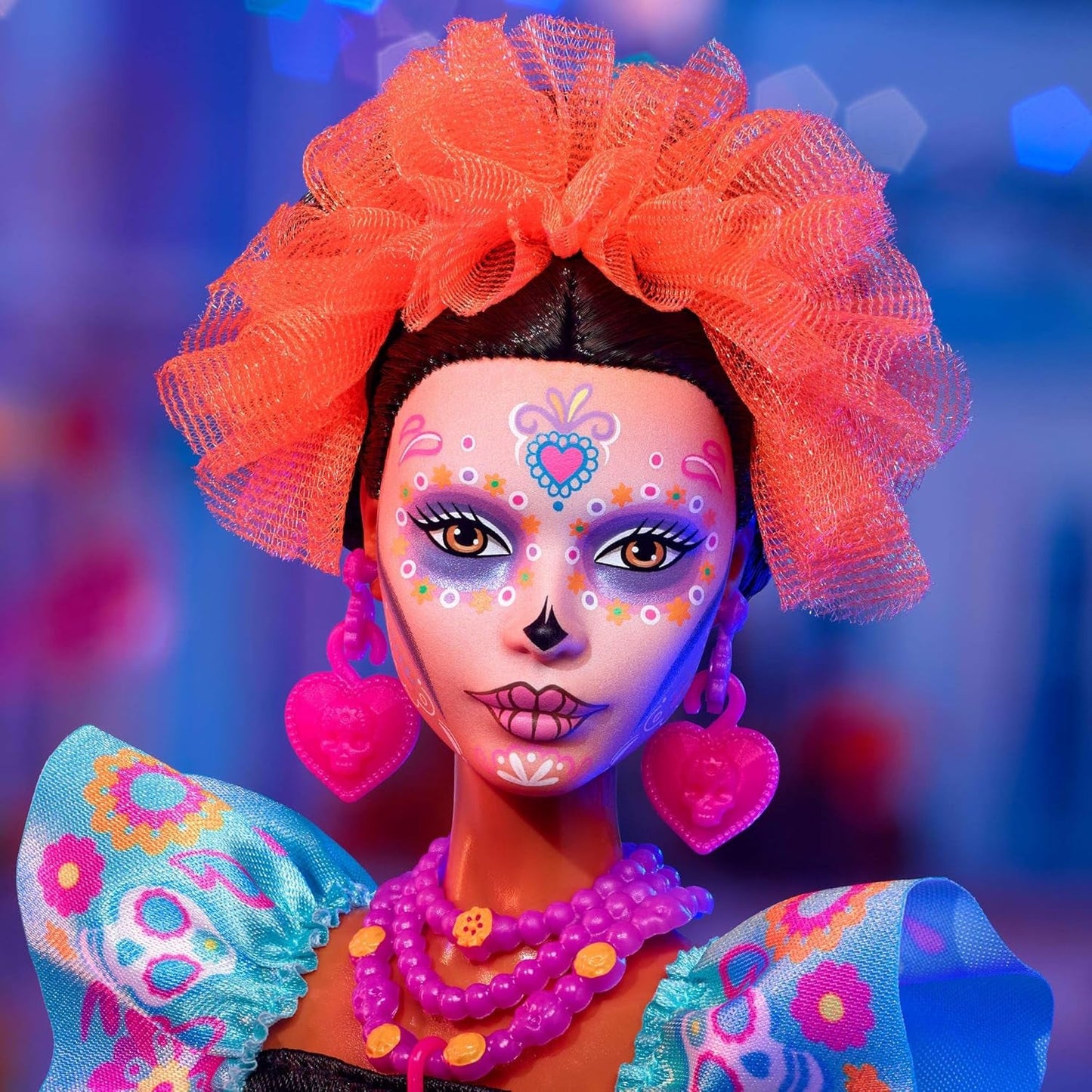 Barbie Signature Doll, Día De Muertos 2024 Figura da collezione in abito nero e top blu con volant, stampa ricamata e accessori colorati, HRM72