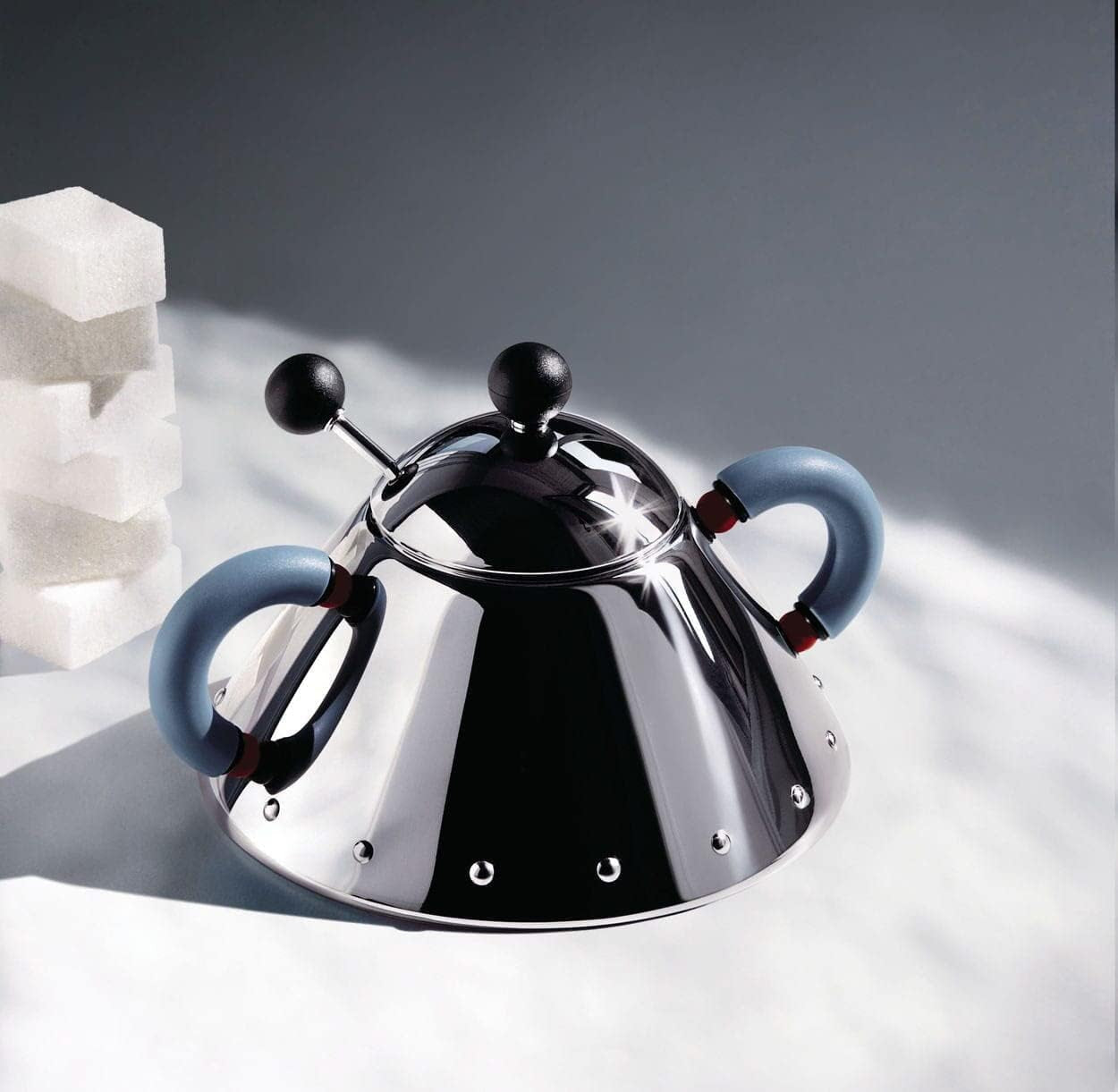 Teiera Alessi con cucchiaino in acciaio inox, manici e pomello in PA, nero