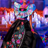 Barbie Signature Doll, Día De Muertos 2024 Figura da collezione in abito nero e top blu con volant, stampa ricamata e accessori colorati, HRM72