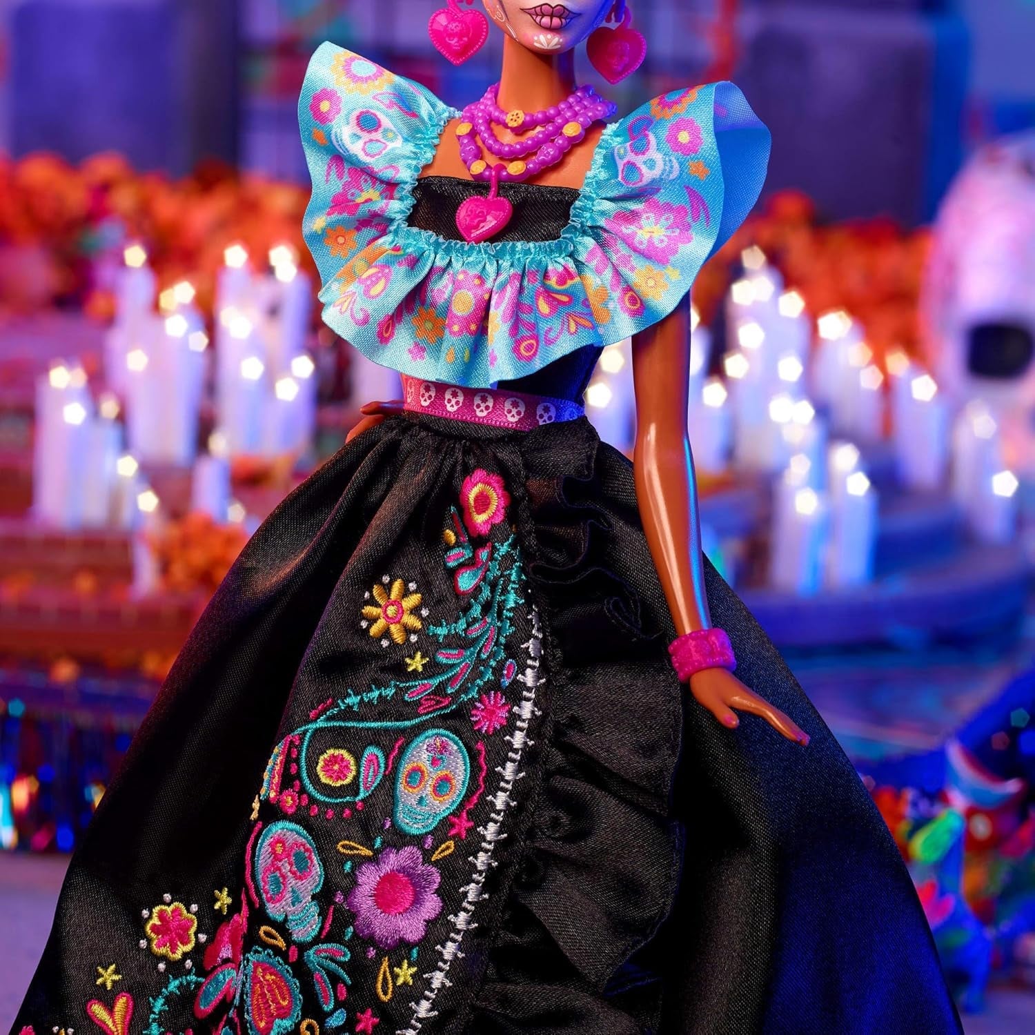 Barbie Signature Doll, Día De Muertos 2024 Figura da collezione in abito nero e top blu con volant, stampa ricamata e accessori colorati, HRM72