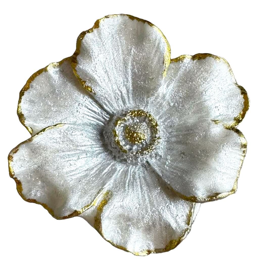 Decorazione in zucchero commestibile, Camelia bianca perla con Decorazioni in oro da Pasta di Zucchero Nati Shop