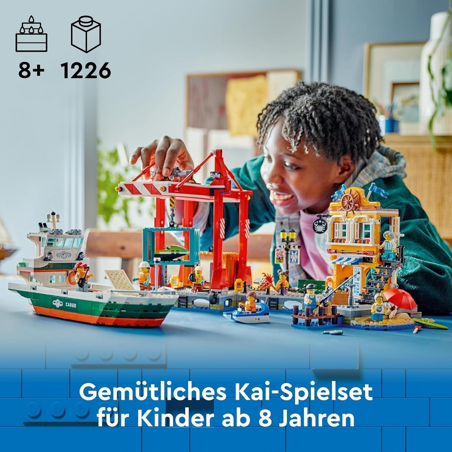 Porto LEGO City con nave mercantile, giocattolo da costruzione per ragazzi e ragazze a partire da 8 anni, idea regalo per bambini, gru per container, nave giocattolo e 8 minifigure 60422 Set da costruzione Besuche den LEGO-Store