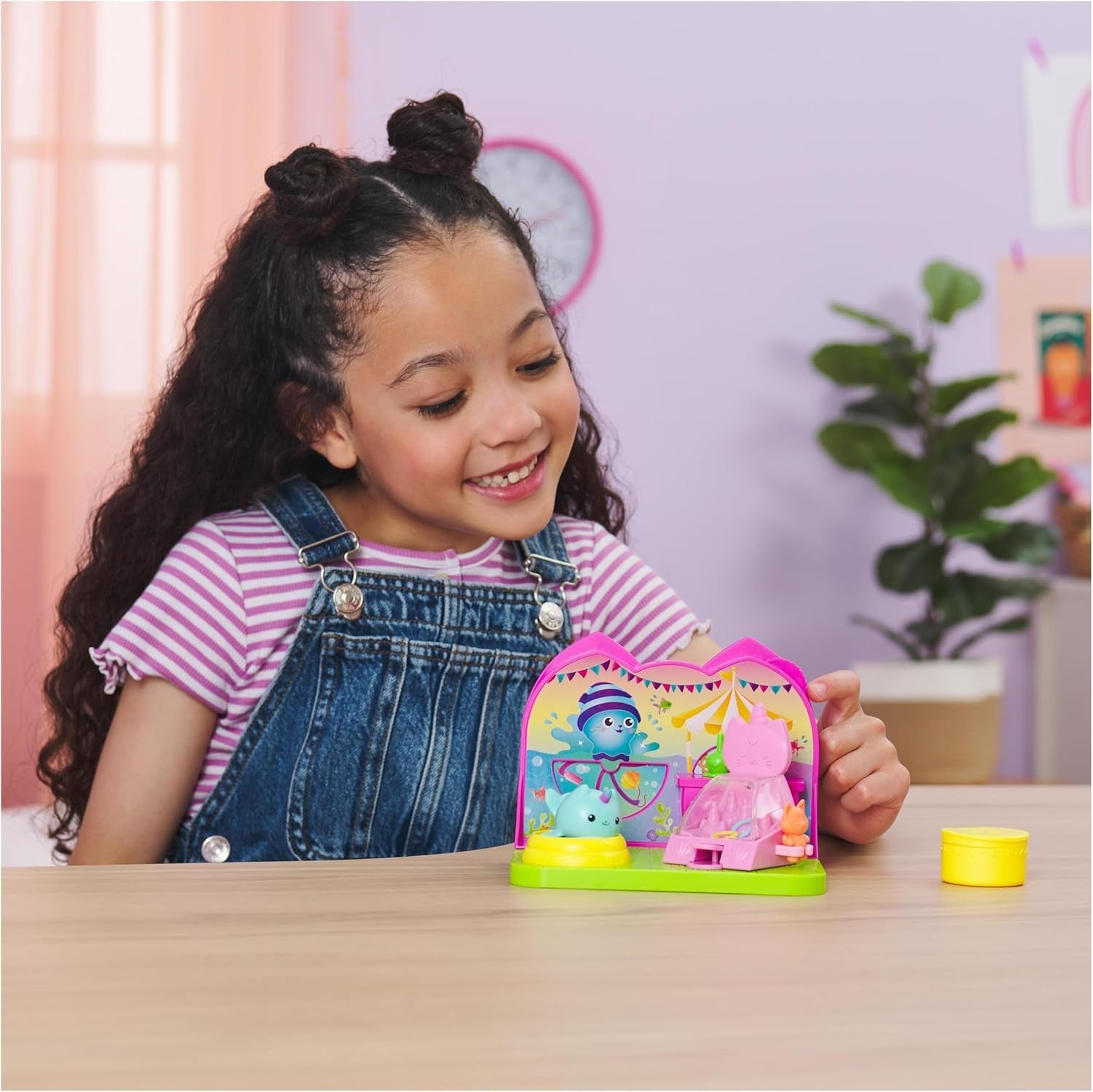 DREAMWORKS GABBY'S DOLLS HOUSE - Set da gioco per camera Deluxe, sala per feste Kitty Narwhale, mobili e accessori a tema, dai 3 anni in su