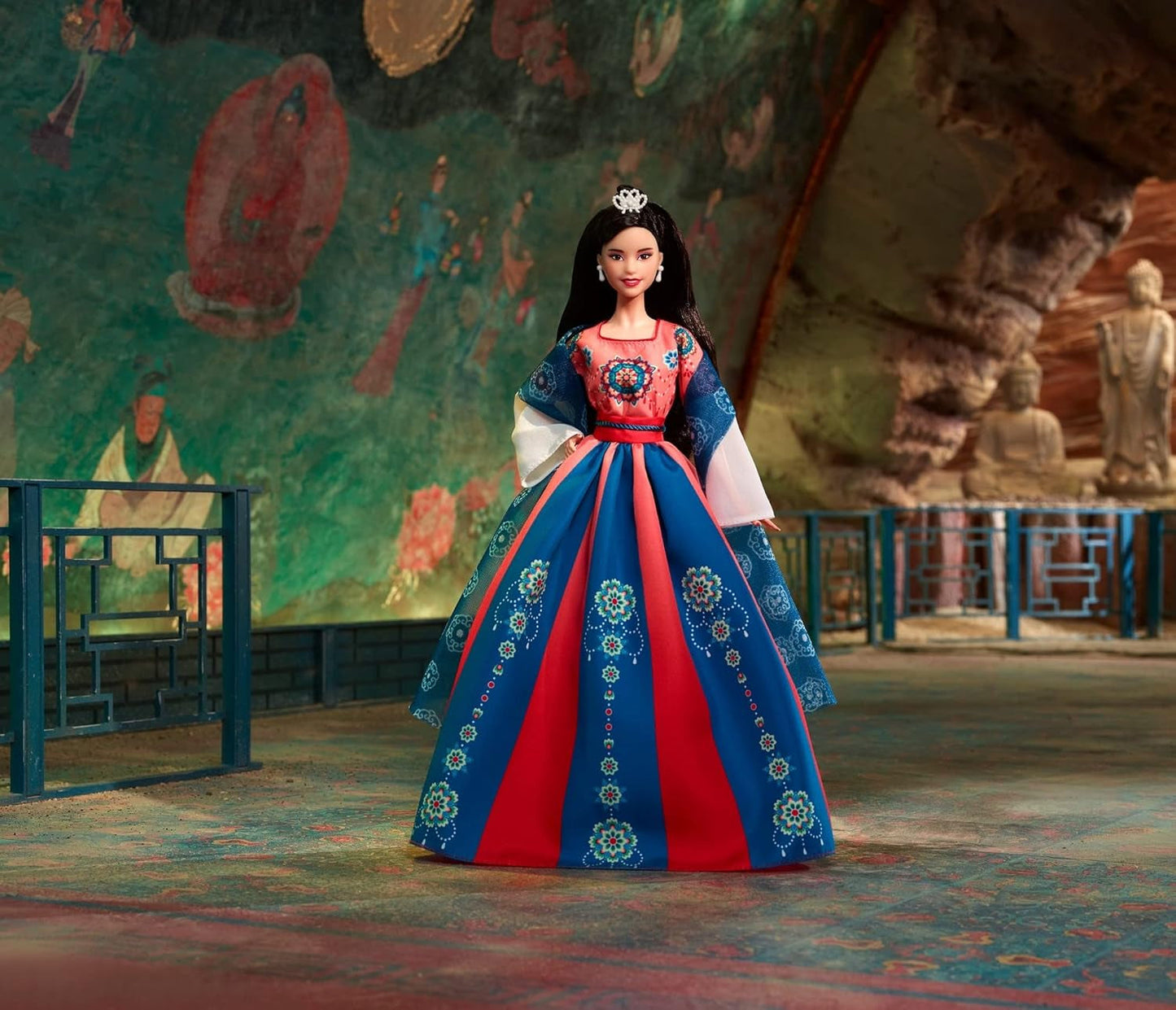 BARBIE Lunar New Year Puppe - Sammelfigur mit Traditionaler Hanfu-Robe und chinesischen Drucken, ispirato a Dunhuang-Höhlenmalereien, compresi Puppenständer und Echtheitszertifikat, HJX35